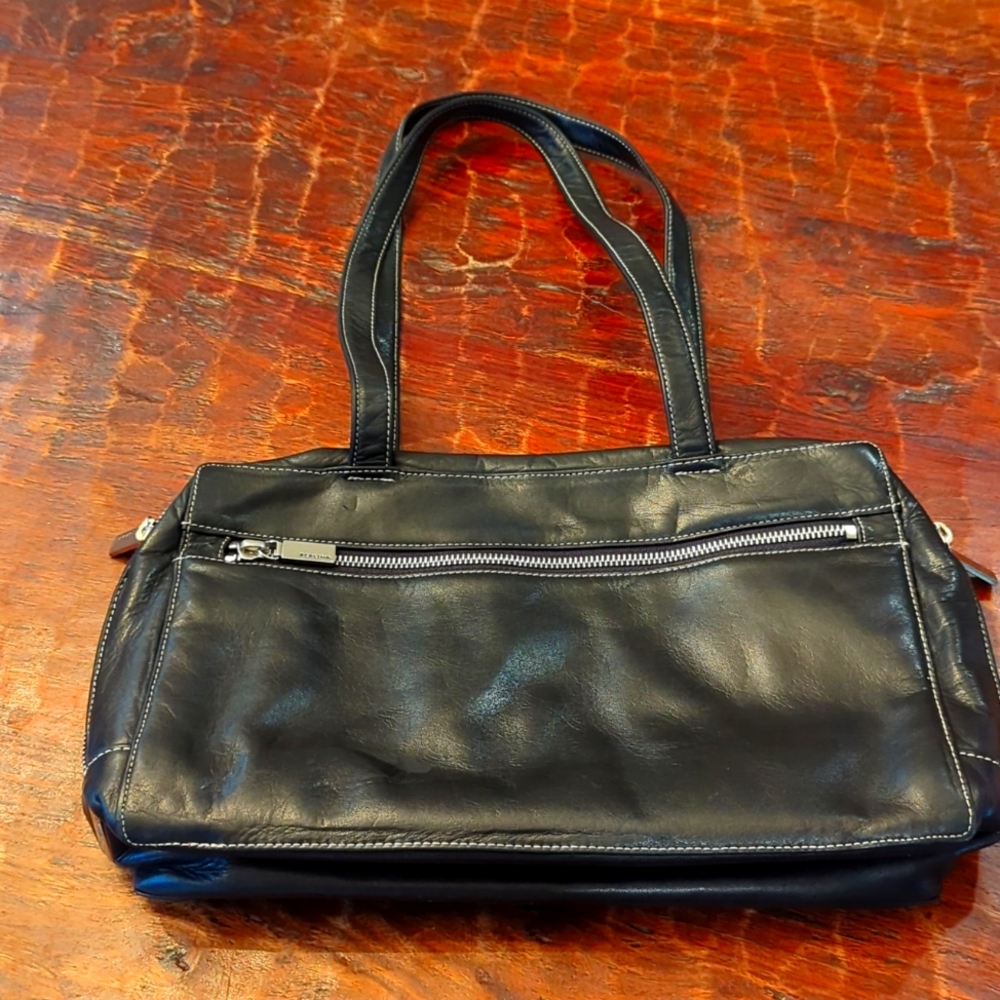 Black leather perlina shoulder bag.